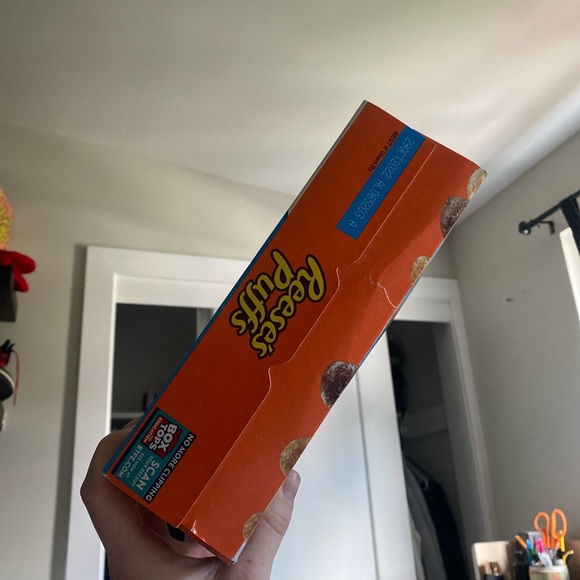 Kaws Reese‘s puffs - Picture 3 of 3